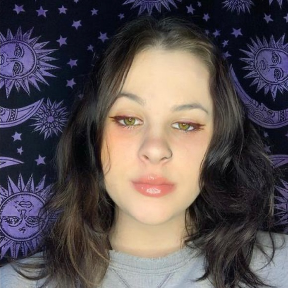 Ainsley Neiderhiser - Poshmark Profile Picture of Ainsley Neiderhiser (@xoxoains) on Poshmark