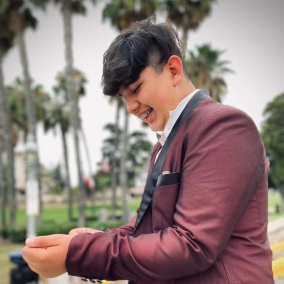 Profile Picture of Andrew Barboa (@andrewbarboa084) on Poshmark