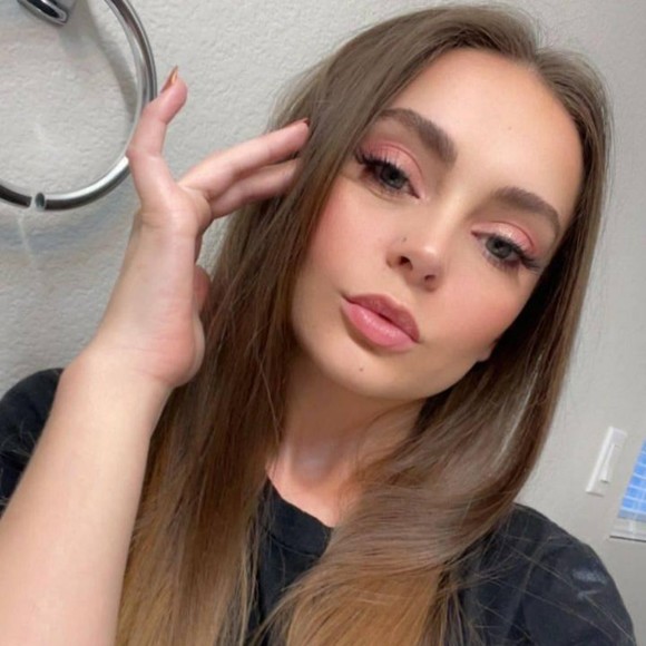 Profile Picture of Shonna Netland (@vmvmbqn) on Poshmark
