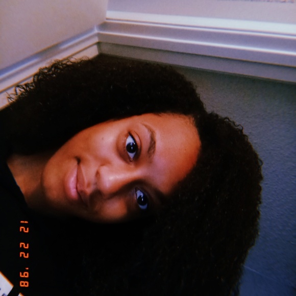 Profile Picture of Tanae Baines (@tanaebaines) on Poshmark