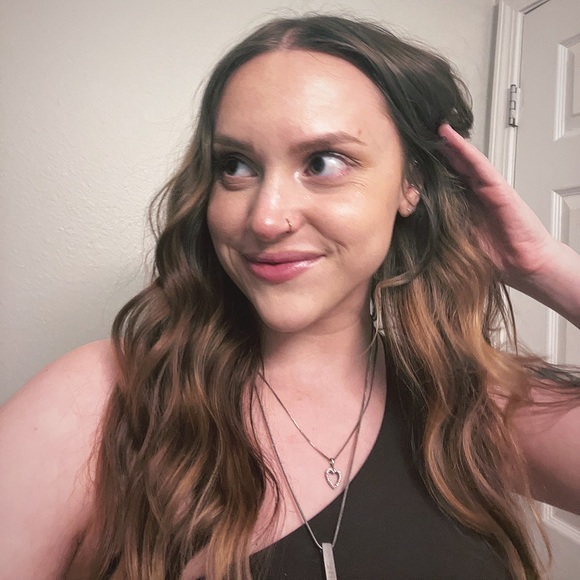 Profile Picture of Nikki Skowronek (@nikkiskowronek) on Poshmark