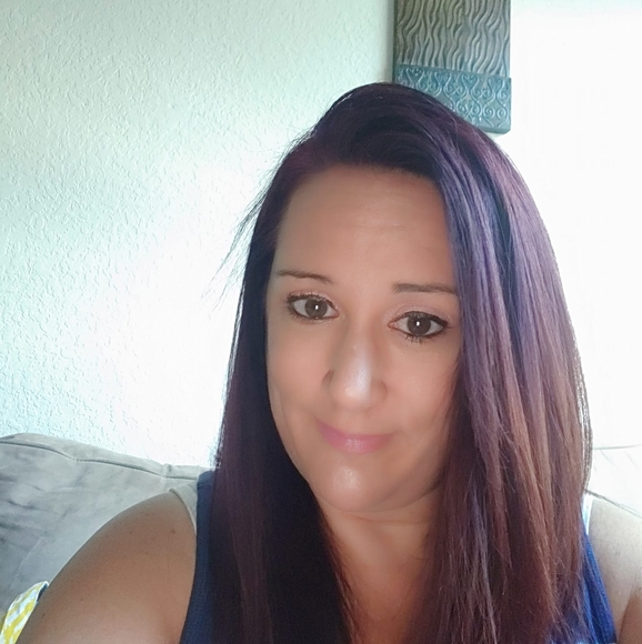 Profile Picture of Shelly Bradley (@shellbrad32) on Poshmark