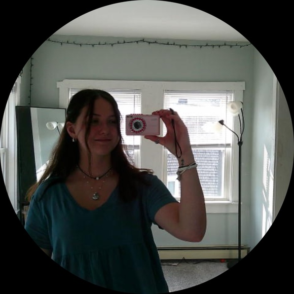 Profile Picture of Mitzi Crowe (@crowemitzi) on Poshmark