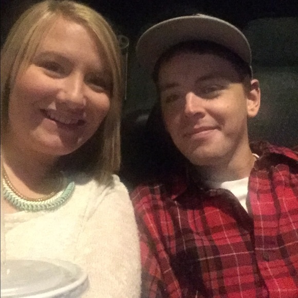 Profile Picture of Karli Hess (@karlih11) on Poshmark