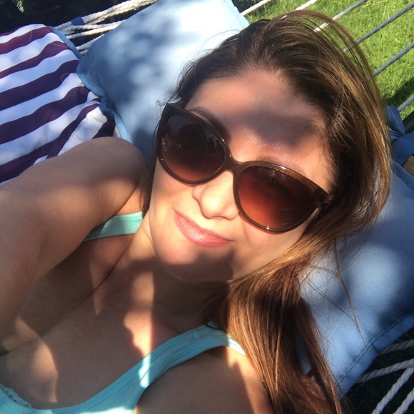 Profile Picture of Alicja Kubit (@miyaleaf) on Poshmark