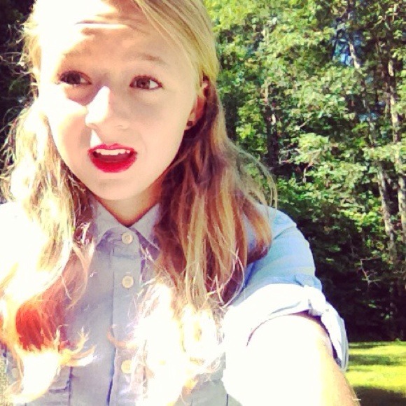 Profile Picture of Amelia Rowland (@ameliarowland13) on Poshmark