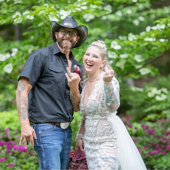 Profile Picture of Anna Yoerger (@mantongal) on Poshmark