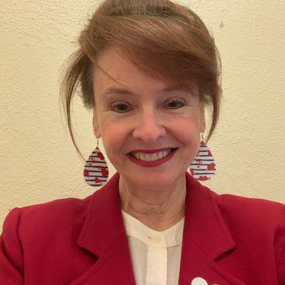 Profile Picture of Coleen Gsell (@seaagazelle) on Poshmark