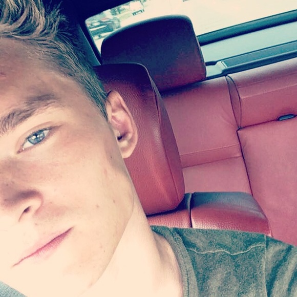 Profile Picture of Alex Jaroch (@anferov) on Poshmark