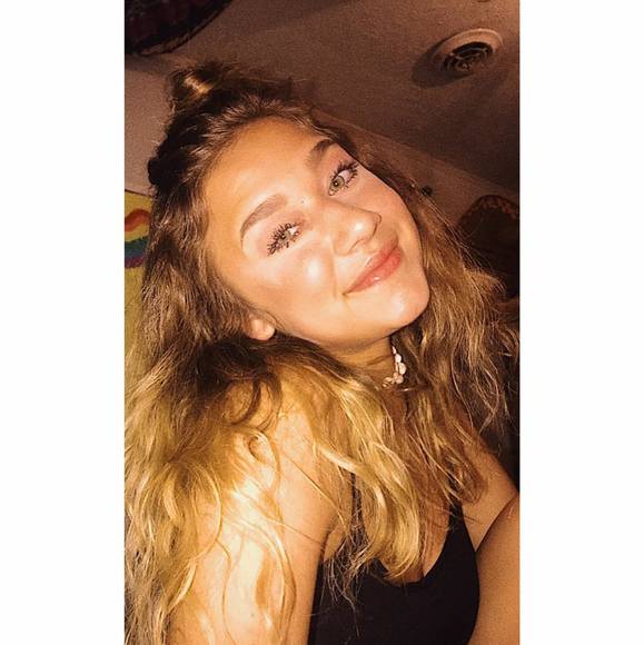 Profile Picture of Amber Crider (@ambercrider) on Poshmark