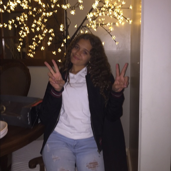 Profile Picture of Adrienne Humes (@adriienne112) on Poshmark