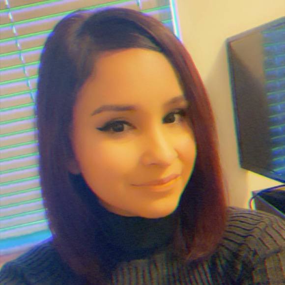 Profile Picture of Claudia Galeana (@claudiagalea) on Poshmark