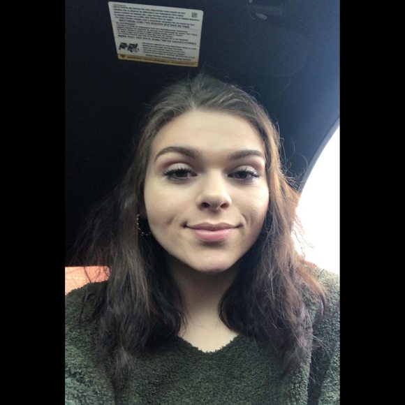 Profile Picture of Kiley Phillips (@kileyyyy_15) on Poshmark