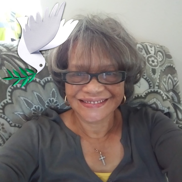 Profile Picture of Dee Robert (@dardenella) on Poshmark