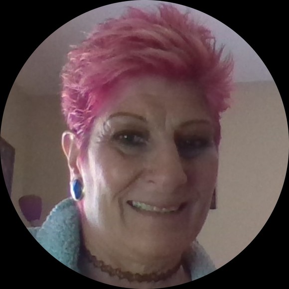 Profile Picture of Teresa Fernicola (@uniquered56) on Poshmark