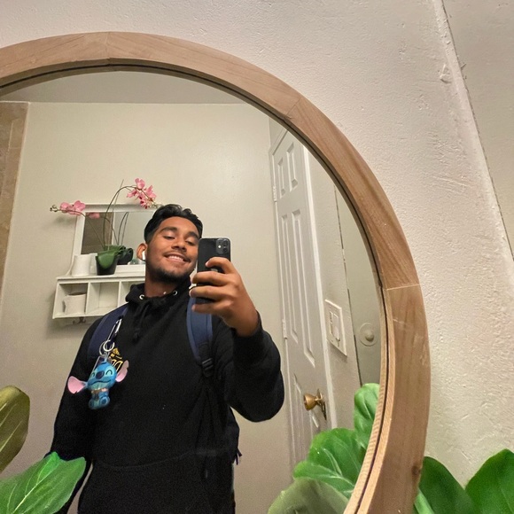 Profile Picture of Juan Gama (@ygjuan14) on Poshmark