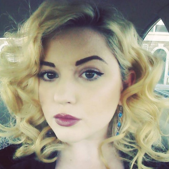 Profile Picture of Cortney Reddell (@cortneydreddell) on Poshmark