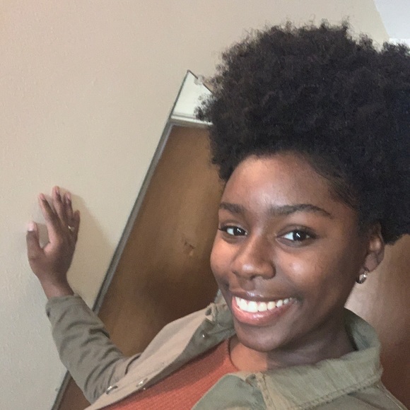 Profile Picture of Ronnece Galloway (@ronnecegalloway) on Poshmark