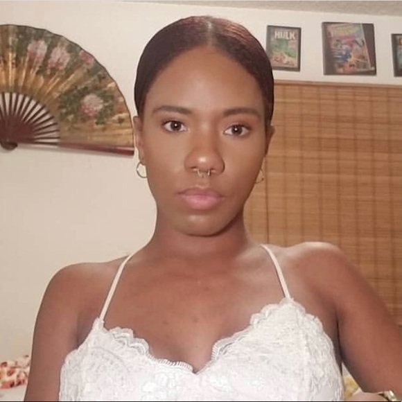 Profile Picture of Robin Bell (@robinbell18_) on Poshmark