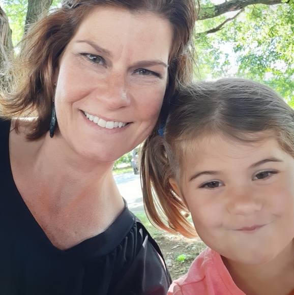 Profile Picture of Michelle Wheary (@fashionstyle) on Poshmark