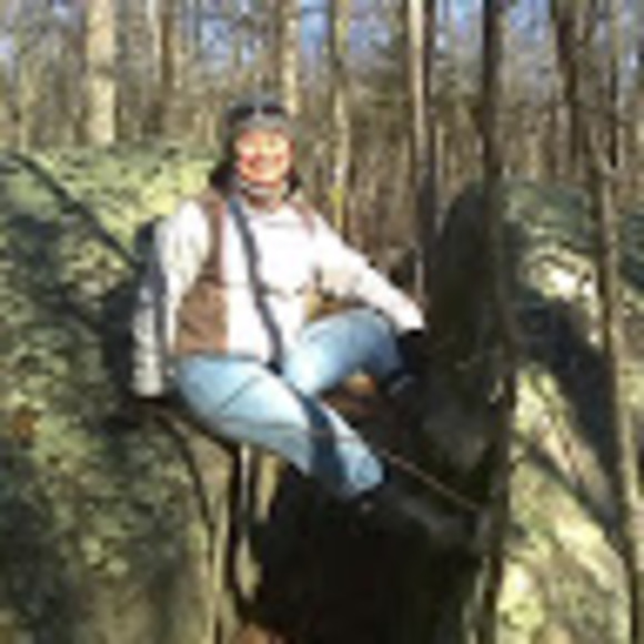 Profile Picture of Moe Moe (@moeposher) on Poshmark