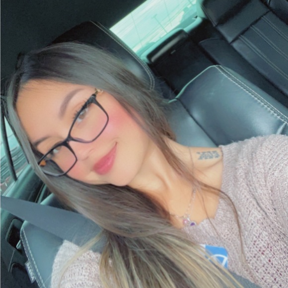 Profile Picture of Emily Capetillo (@emicapetillo) on Poshmark
