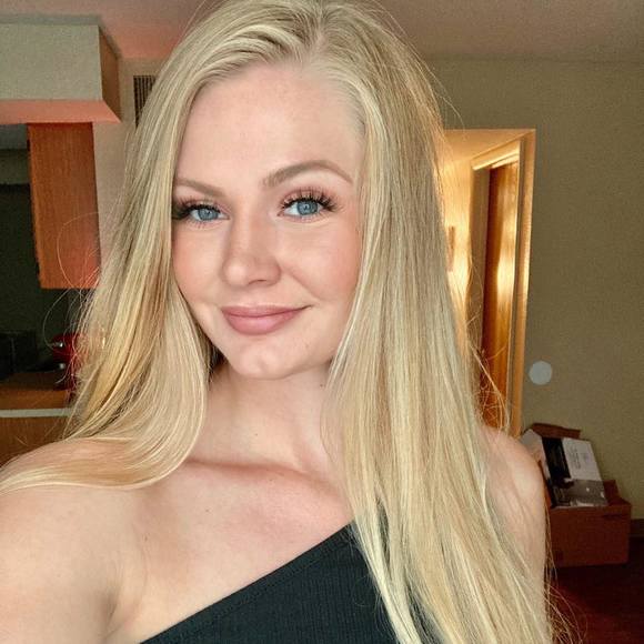 Profile Picture of Christina Frick (@xtinafrick) on Poshmark