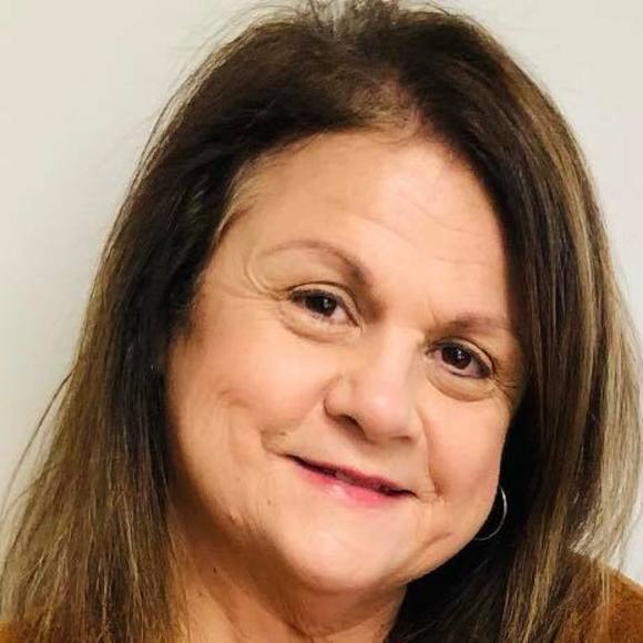 Profile Picture of Debbie Mccraw (@dbbmccraw) on Poshmark