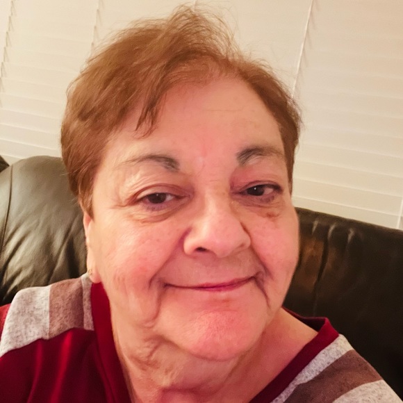 Profile Picture of Elaine Goldstein (@goldie1106) on Poshmark