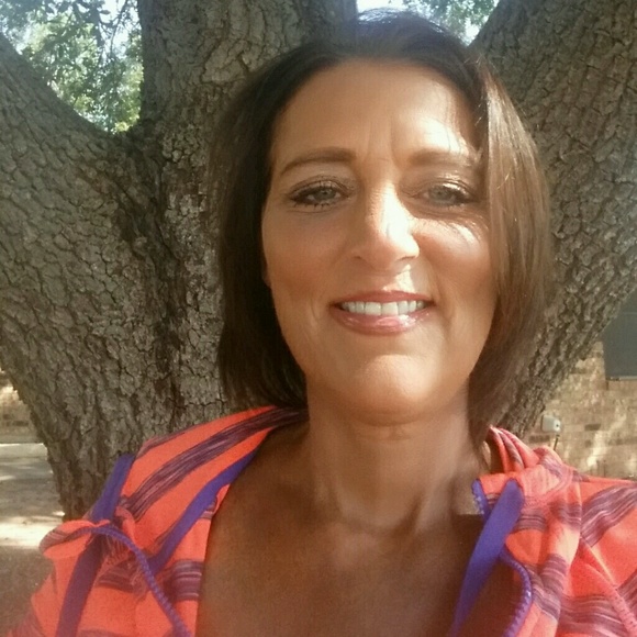 Jeanna Desborough - Poshmark Profile Picture of Jeanna Desborough (@jmdmichelle) on Poshmark