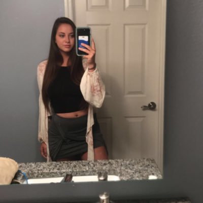 Profile Picture of Laur (@_laurensimmons1) on Twitter