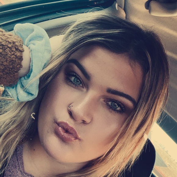 Profile Picture of Lily Wenzlick (@lily_wenzlick13) on Poshmark