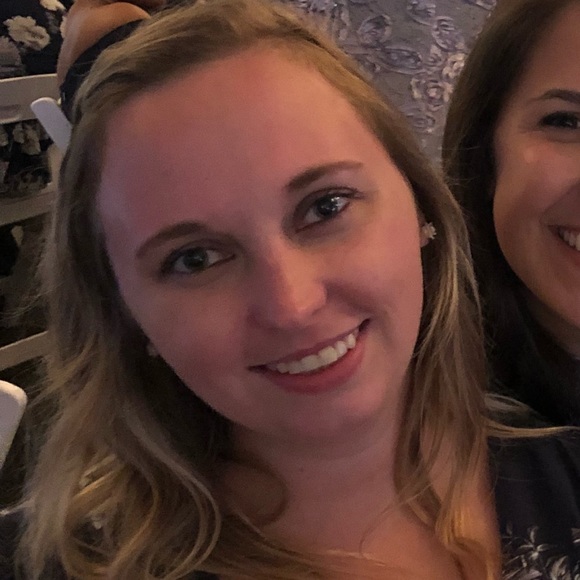 Profile Picture of Julianne Galuppo (@juliannegaluppo) on Poshmark