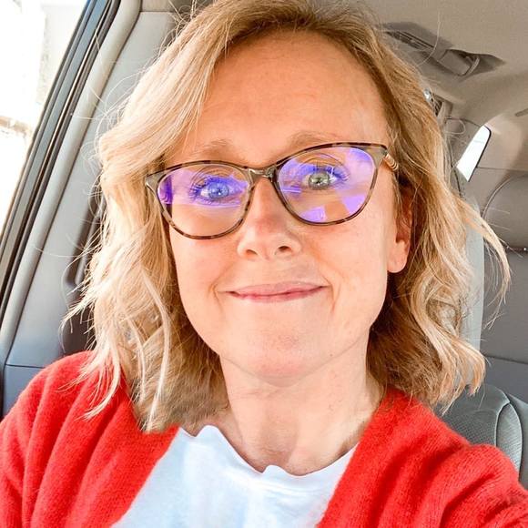 Profile Picture of Amy Schell (@amyrschell) on Poshmark