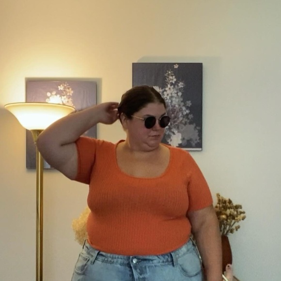 Profile Picture of Gara Macdowell (@gararochelle) on Poshmark