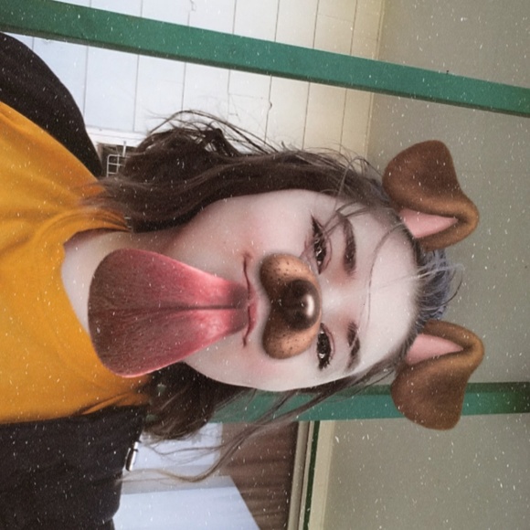 Profile Picture of Ryleigh Medart (@rmedart22) on Poshmark