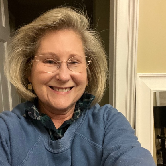 Profile Picture of Lisa Perlbinder (@lperlbinder) on Poshmark