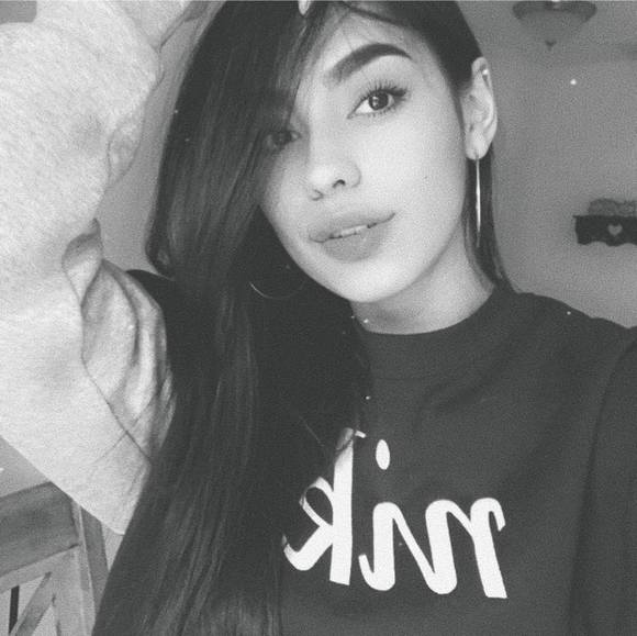 Profile Picture of Valen Lopera (@velentina) on Poshmark