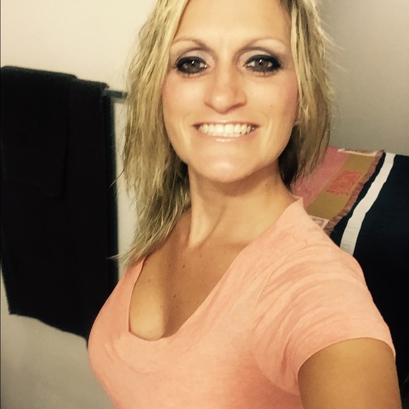 Profile Picture of Victoria Newberry (@vnewbrry) on Poshmark