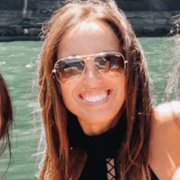 Profile Picture of Tina Jarosinski (@tinajaro) on Poshmark