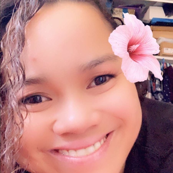 Profile Picture of Kandyce Quenga (@deezaa23) on Poshmark