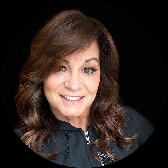 Profile Picture of Audrey Wise (@howfunn) on Poshmark