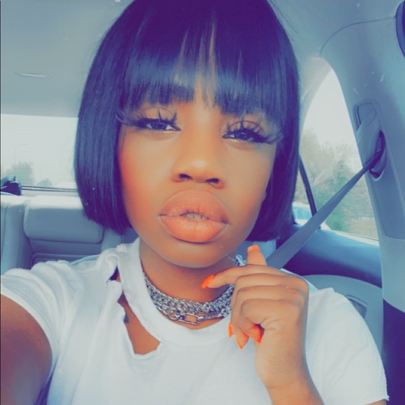 Profile Picture of Cassandra Roy (@quinda0723) on Poshmark