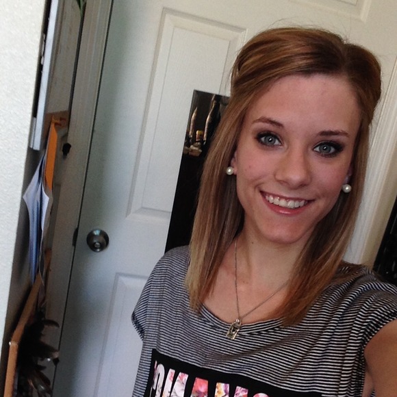 Profile Picture of Shaynah Chouinard (@sochouinard) on Poshmark