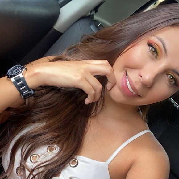 Profile Picture of Paula Leal (@paulitaleal) on Poshmark