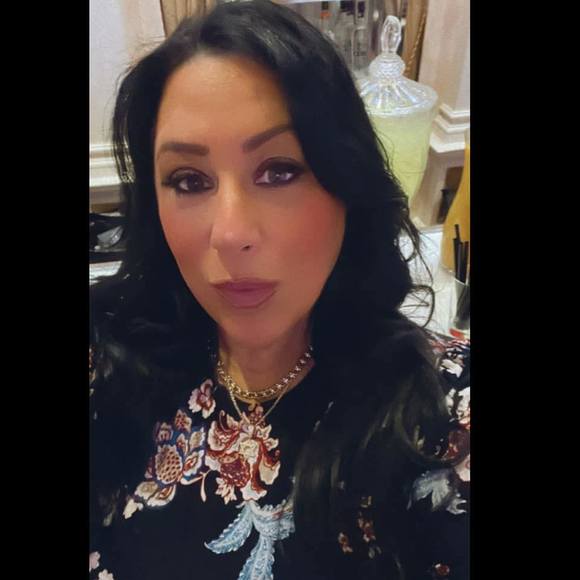 Profile Picture of Jennifer Bernamoff (@jewcy71) on Poshmark