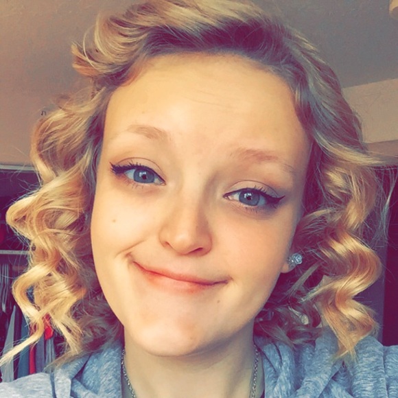 Profile Picture of Kylee Ginter (@kyleeee1998) on Poshmark