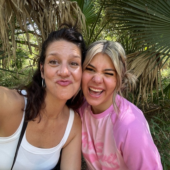 Profile Picture of Cindy Martel (@cindymartel) on Poshmark