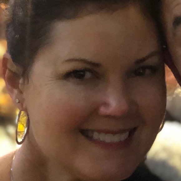 Profile Picture of Angela Avignone (@mrsavignone) on Poshmark
