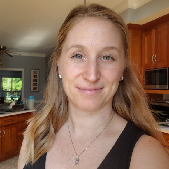 Profile Picture of Nikki Heavner (@nikkih87) on Poshmark